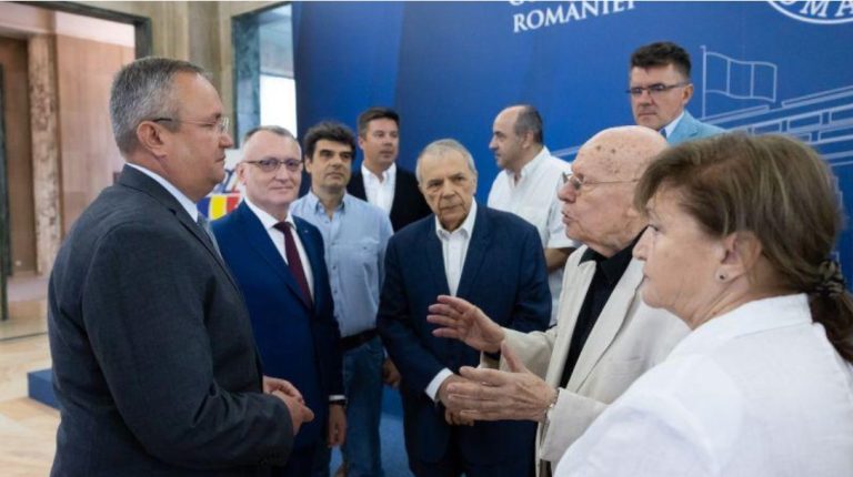 “A book a year for every student” – Ciucă promises money from the budget, as requested by publishers, to promote Romanian authors’ books to students