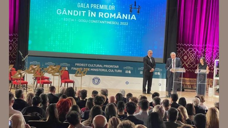 Preşedintele AOSR, prof. univ. dr. ing. Adrian Badea, acordă un premiu pentru cercetare la Gala „Gândit în România”